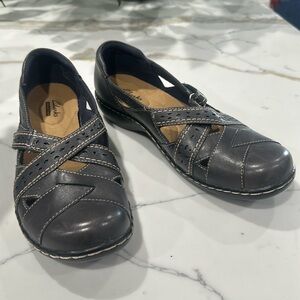 Clarks Womens Ashland Spin Q Closed Toe Slip-On Shoe. Sz 8m